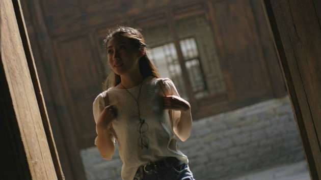 宣传片中的美女主人公；处境记忆了古镇的美好旅程；